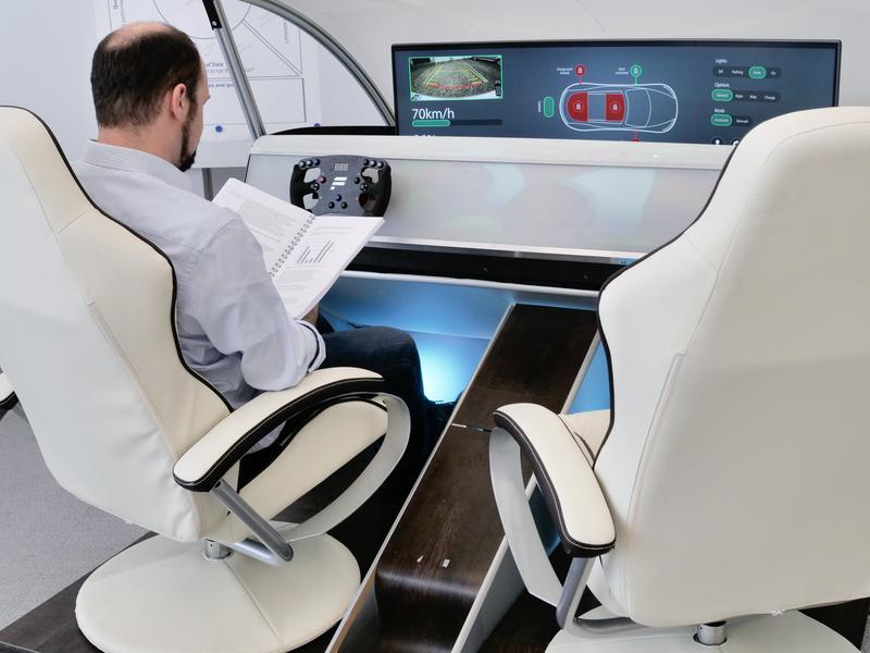 Im Mobility Innovation Lab am Fraunhofer IAO demonstriert ein futuristisches Fahrzeugcockpit das Innenraum-Erlebnis der Zukunft.