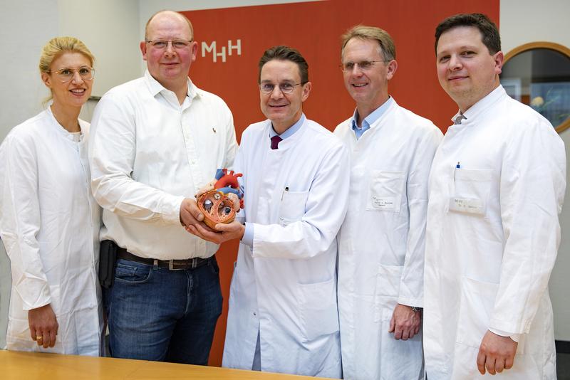Dr. Hänselmann, Patient Frank B., Professor Bauersachs, Professor Bavendiek und Dr. Berliner (von links) mit einem Herzmodell.