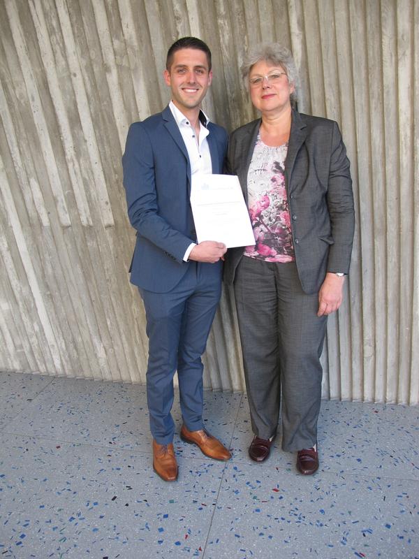 Falco Schäfer erhielt den Absolventenpreis von Petra Rossbrey, Vorsitzende des Fördervereins der Frankfurt UAS.
