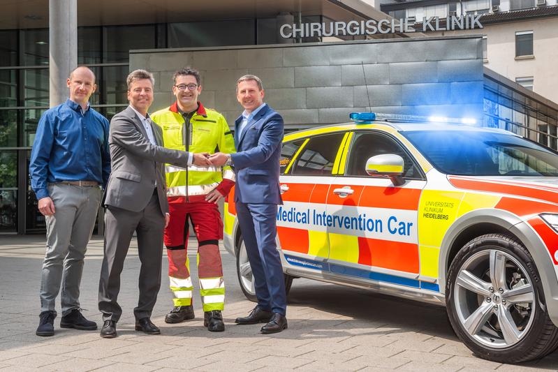v.l.n.r.: Prof. Erik Popp, Prof. Markus A. Weigand und Dr. Niko Schneider nehmen den Autoschlüssel von Thomas Bauch, Geschäftsführer der Volvo Car Germany GmbH, entgegen.