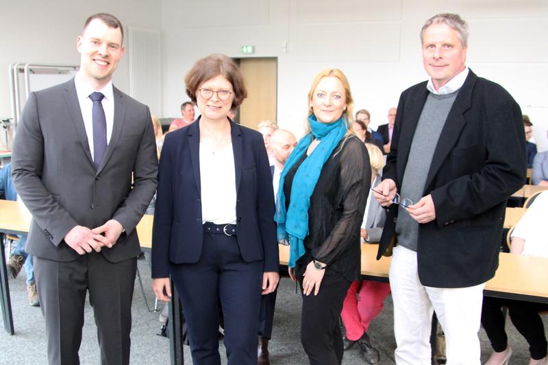 (v. l.) Prof. Dr. Daniel Scholl, Prof.in Dr.in Karin Zimmer, Studiendekanin Prof.in Dr.in Jantje Halbertstadt und Universitätspräsident Prof. Dr. Burghart Schmidt.