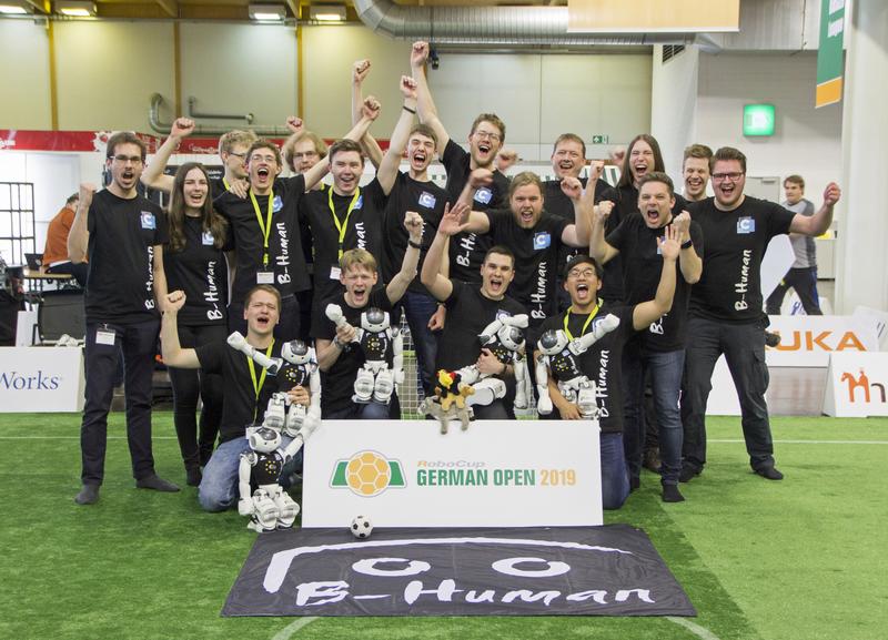 Das Team B-Human freut sich riesig über die Rückeroberung des Titels "Deutscher Meister".