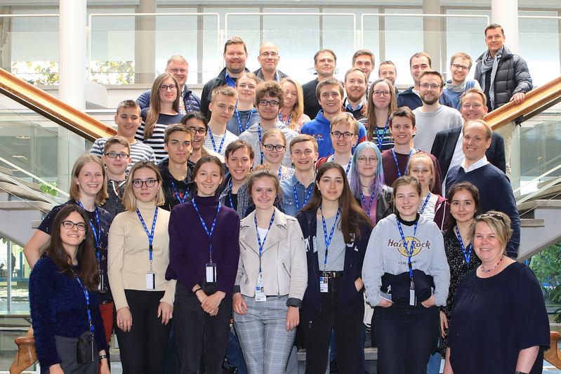 Vierundzwanzig Schülerinnen und Schüler aus Deutschland beginnen heute ein zweiwöchiges Praktikum am europäischen Beschleunigerzentrum CERN.