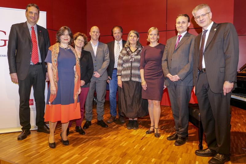 (v.l.) JGU-Vizepräsident Stefan Müller-Stach, Corine Defrance, Martina Krämer, Boris Kaus, JGU-Vizepräsident Stephan Jolie, Parastou Forouhar, Marion Silies, Klaus Pietschmann, Thomas Hieke