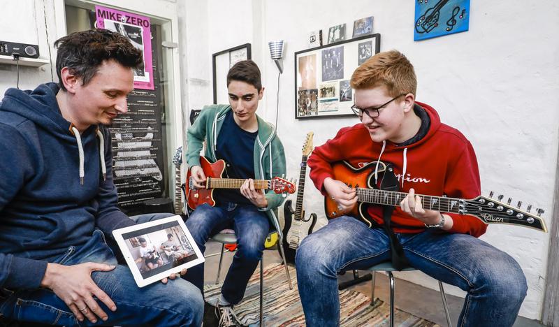 Gitarre lernen mit Unterricht und YouTube-Videos 