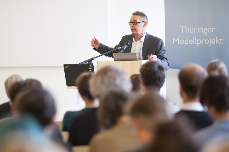 Claus Otto Scharmer am 3. Mai in den Rosensälen der Universität Jena