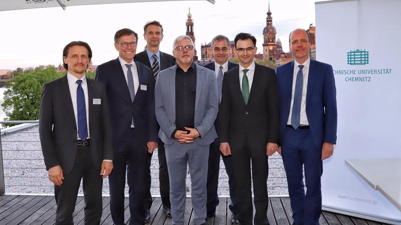 Im Gespräch mit der Landespolitik. Darunter: Matthias Haß (r.), sächsischer Finanzminister, Uwe Gaul (M.), Staatssekretär im SMWK und Dr. Matthias Rößler (Präsident des Sächsischen Landtages).