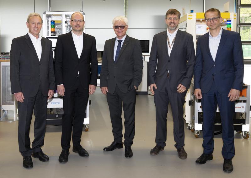 Der Vorstand der Technologie-Initiative SmartFactory KL e.V. (v.l.n.r.): K. Stark, Prof. Dr. M. Ruskowski (Vorsitzender), Prof. Dr. D. Zühlke (Ehrenmitglied), A. Huhmann, Dr. T. Bürger