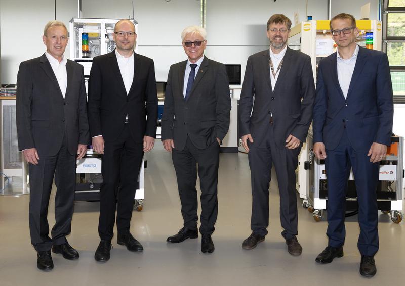 The Executive Board of Technologie-Initiative SmartFactory KL e.V. (l.to r.): K. Stark, Prof. Dr. M. Ruskowski (Chairman), Prof. Dr. D. Zühlke (Honorary member), A. Huhmann, Dr. T. Bürger