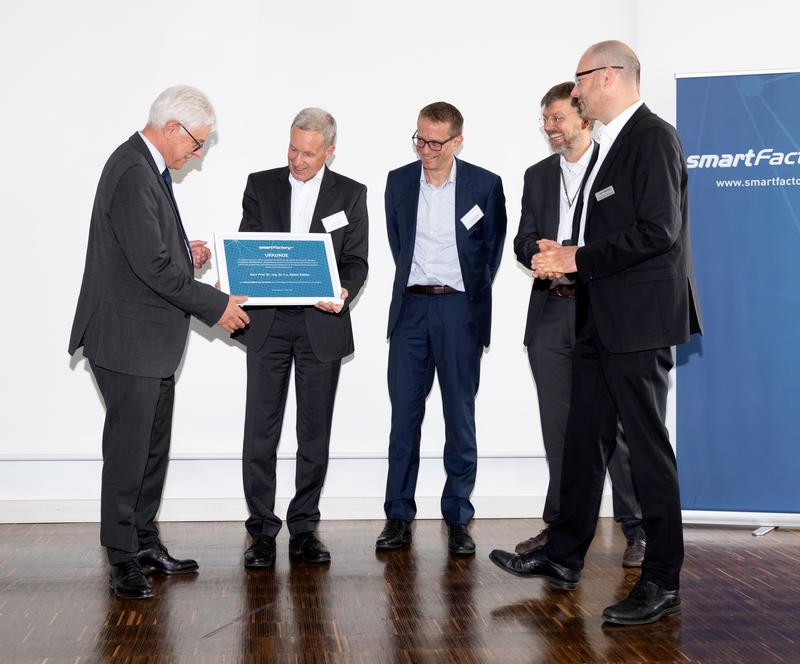 In appreciation for many years of service to the association, Prof. Zühlke was named an honorary member of the Executive Board and presented with a certificate.