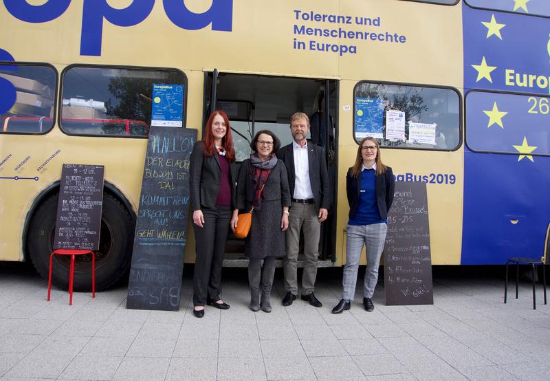 Vor dem Europabus: (von links) Prof. Dr. Martina Ortner, Bürgermeisterin Gertrud Maltz-Schwarzfischer, Präsident Prof. Dr. Wolfgang Baier und Dr. Nora Schmidt von der Bayerischen Staatskanzlei. 