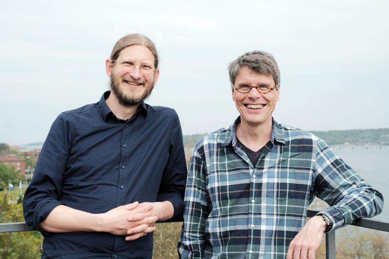 Dr. Jörn Schmidt (CAU, links) und Prof. Dr. Arne Körtzinger (GEOMAR/Uni Kiel, rechts) teilen sich zukünftig den UNESCO-Lehrstuhl für Integrierte Meereswissenschaften an der Universität Kiel.