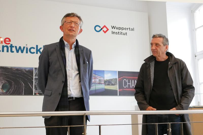 Mattias Nocke (links), Kulturdezernent der Stadt Wuppertal, hielt während der Vernissage am 8. Mai die Eröffnungsrede. Rechts im Bild ist der Wuppertaler Bildhauer Eckehard Lowisch zu sehen.