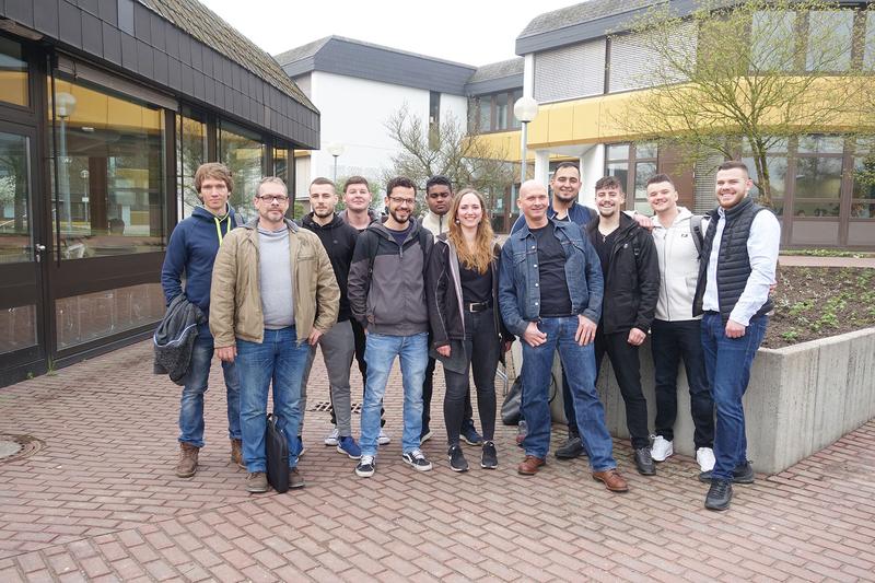 Die ersten zwölf Studierenden von der Heinrich-Metzendorf-Schule auf dem Campus Kurt-Schumacher-Ring in Wiesbaden.