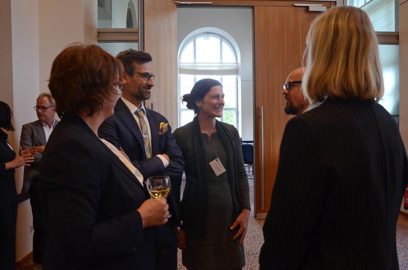 Rektorin Bettina Völter im Gespräch mit Tobias Schulze von der Linksfraktion.