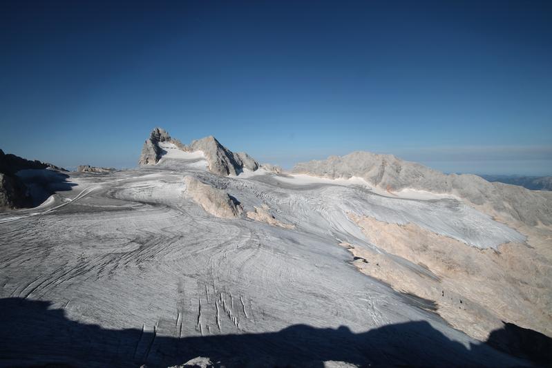 Der nahezu vollkommen ausgeaperte Hallstätter Gletscher, der größte Gletscher des Dachsteinmassivs.