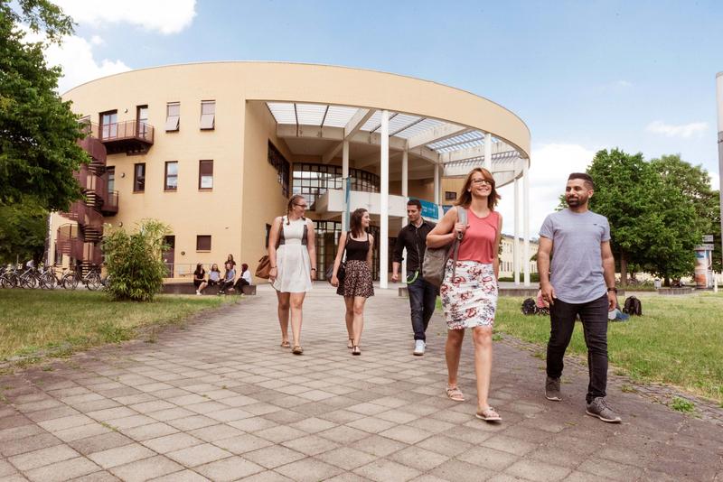 Studierende der BTU Cottbus-Senftenberg vor dem Konrad-Zuse-Medienzentrum.