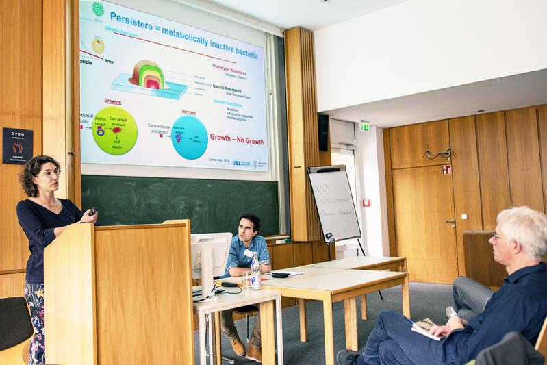 Professorin Annelies Zinkernagel vom Universitätsspital Zürich sprach über Behandlungsmöglichkeiten bei problematischen Infektionen im klinischen Umfeld. 