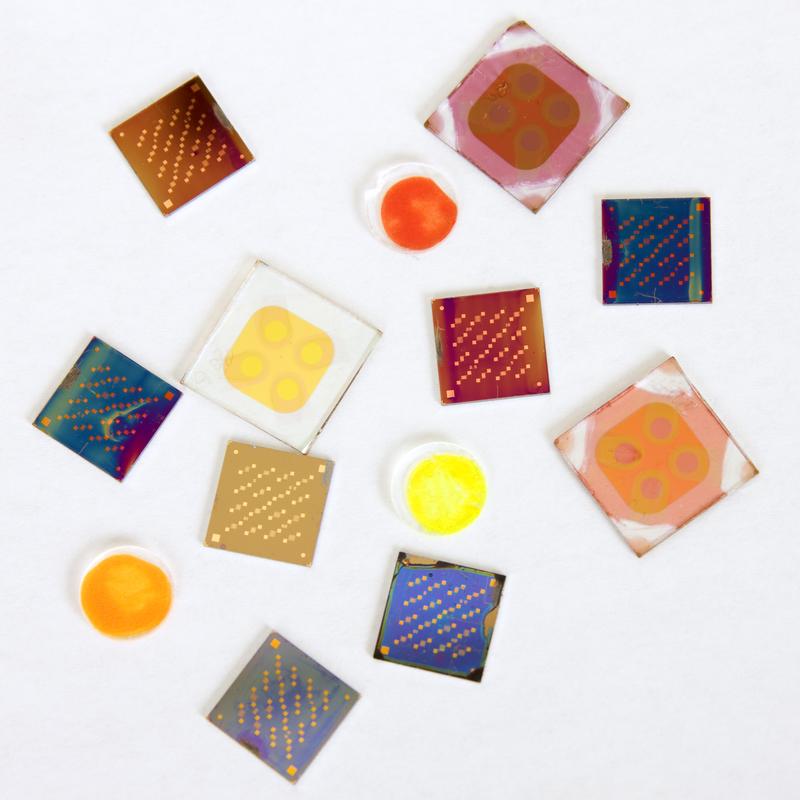 Solarzellen, Leuchtdioden und Transistoren, die für Versuchszwecke in einem Labor der Universität Bayreuth hergestellt wurden. 