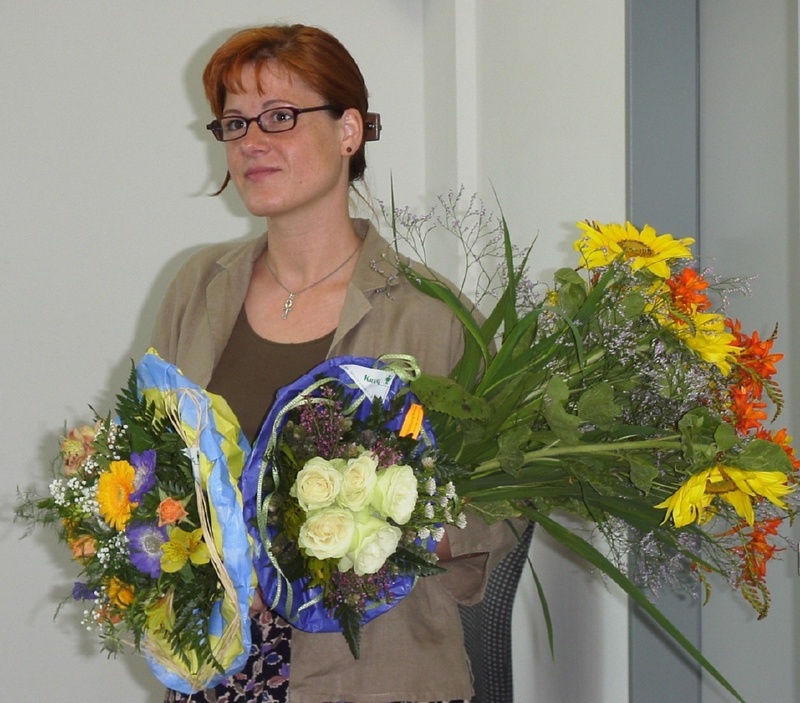 Blumen für Anja Herboth, 1. Absolventin des Studienganges Augenoptik an der FH Jena
