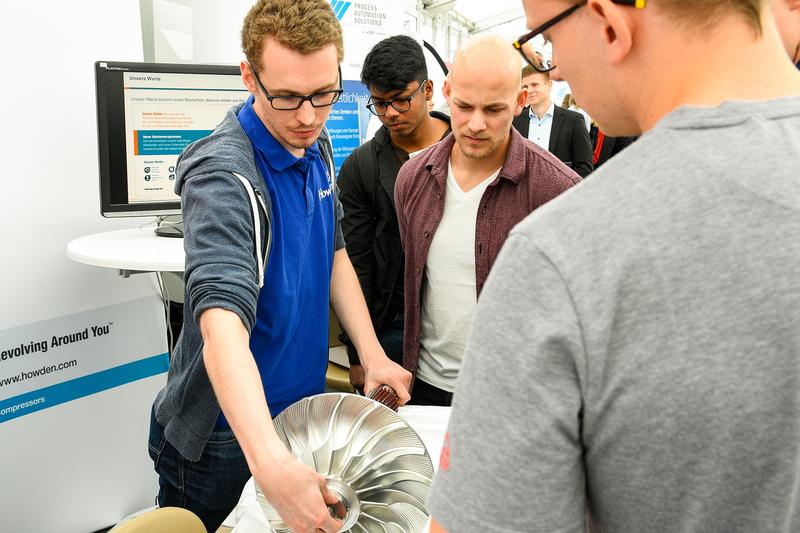 Beim Industrietag präsentieren sich Unternehmen mit ihren Produkten den Studierenden.