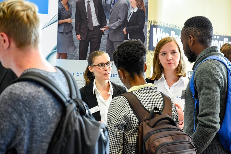 Studierende kommen beim Industrietag mit regionalen Unternehmen ins Gespräch.