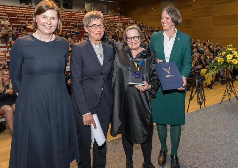 v. l. n. r.: Prof. Dr. Dagmara Jajeśniak-Quast (Kuratoriums-Vorsitzende), Marion Döring (Laudatorin), Agnieszka Holland (Preisträgerin), Prof. Dr. Julia von Blumenthal (Viadrina-Präsidentin)