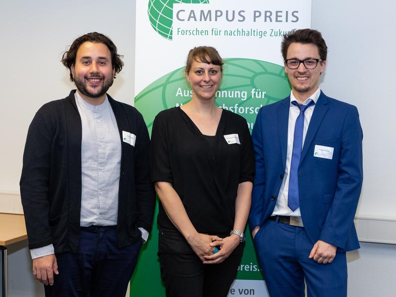 Ausgezeichnet (von links): Daniel Ortiz, Dr. Anna Schwachula und Philipp Kenkel haben den „CAMPUS PREIS: Forschen für nachhaltige Zukunft“ erhalten.