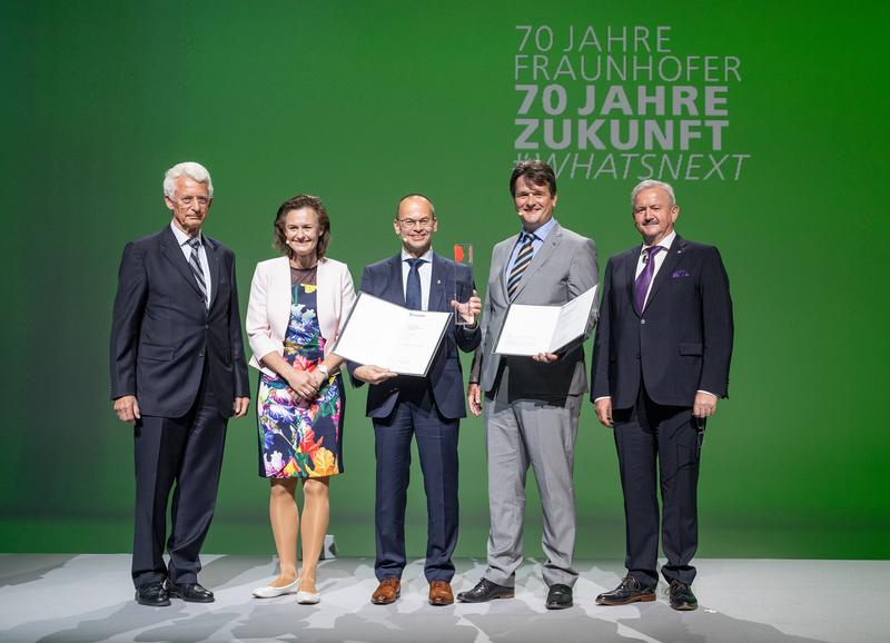 Winners of the Fraunhofer Institute for Silicate Research ISC: Dr. Bernhard Durschang (third from left) and  Dr. Jörn Probst (second from right)