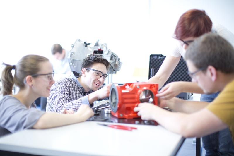 Die TU Kaiserslautern bietet verschiedene Studiengänge an, die Wirtschafts- mit Ingenieurwissenschaften vereint. Im Studium wird zum Beispiel Teamarbeit großgeschrieben. 