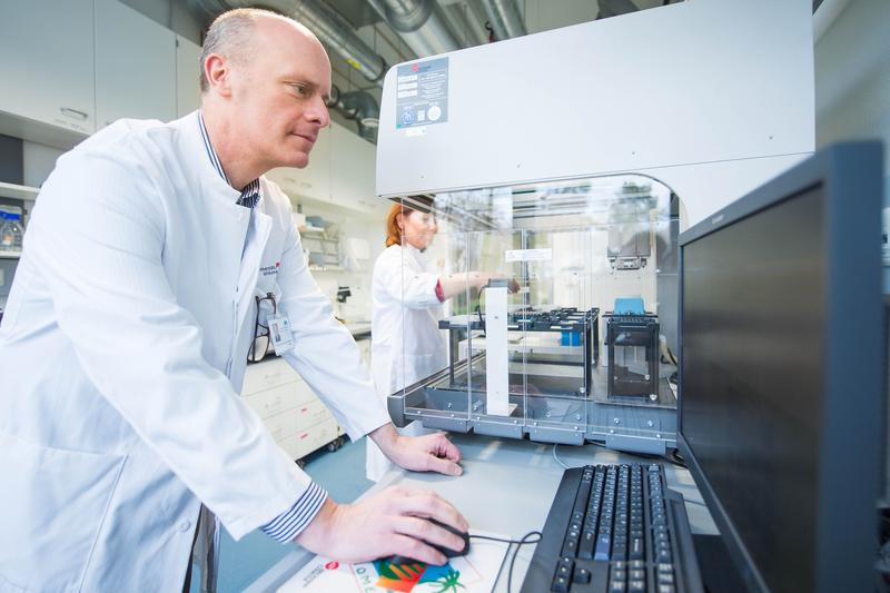 Im Labor: Prof. Dr. Markus Nöthen, Direktor des Instituts für Humangenetik des Universitätsklinikums Bonn. 
