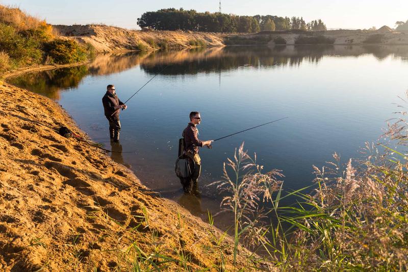 Anglerinnen und Angler können die Fischartenvielfalt in Baggerseen positiv beeinflussen.