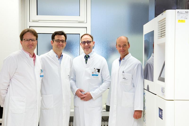 Betreiber und Nutzer der Biobank Regensburg rund um Prof. Dr. Christoph Brochhausen-Delius (2.v.l.) vor dem Smartfreezer, in dem Bioproben gelagert werden.