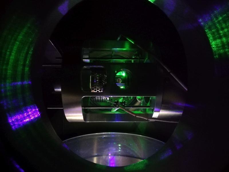 Ionisationsregion, in der der Atomstrahl mit dem Laser überlagert und ionisiert wird, mit eingeschaltetem Lasersystem. 