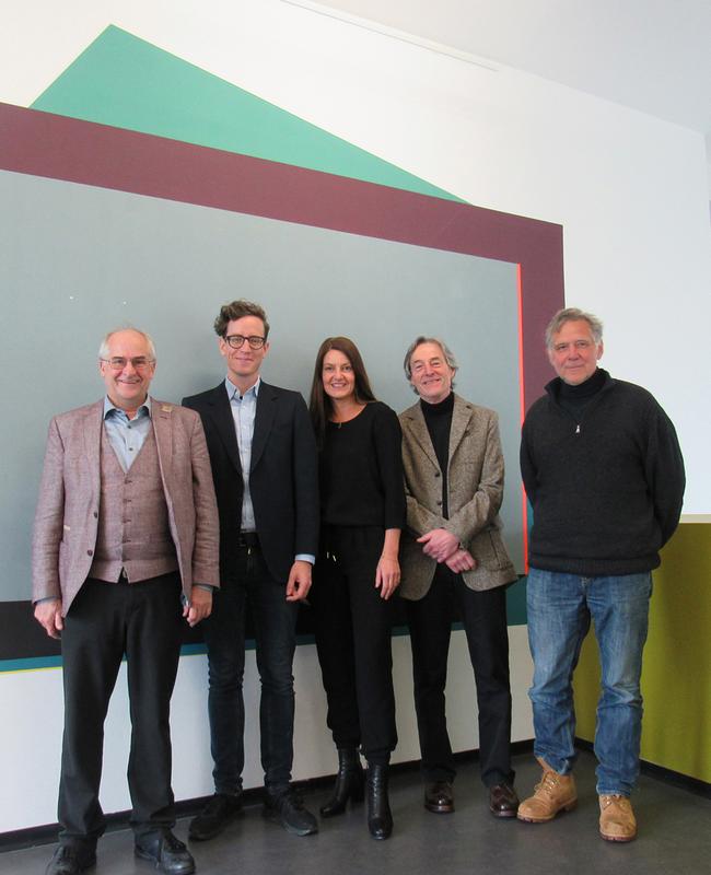 Rektor Hans-Joachim Pieper (links) hat Maurice Saß, Rabea Müller und Hartmut Traub zu Professoren ernannt. Rechts: Bildhauerei-Professor Andreas Kienlin.