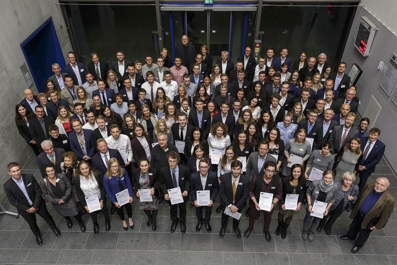 Die 76 Stipendiaten und 46 Förderer der letzten Verleihung der Deutschlandstipendien an der OTH Regensburg. 