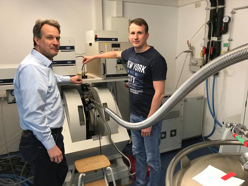 Prof. Dr. Olav Schiemann (left) and Dr. Dinar Abdullin at the measuring apparatus in the Institute for Physical and Theoretical Chemistry at the University of Bonn. 