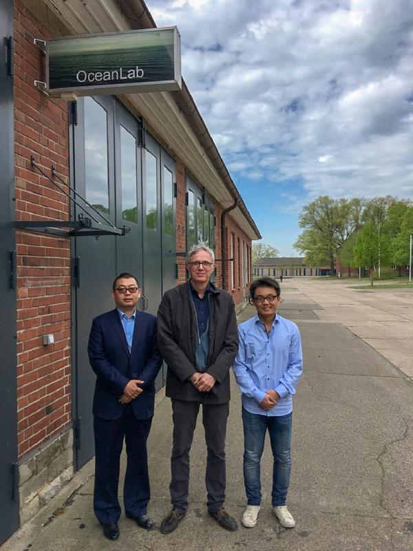 Deutsch-chinesisches Forschungsprojekt (von links nach rechts): Mr. Xiaoyong Liu (Technical center manager, Haizhibao company), Prof. Laurenz Thomsen und Dr. Song Wang, (OceanLab) 