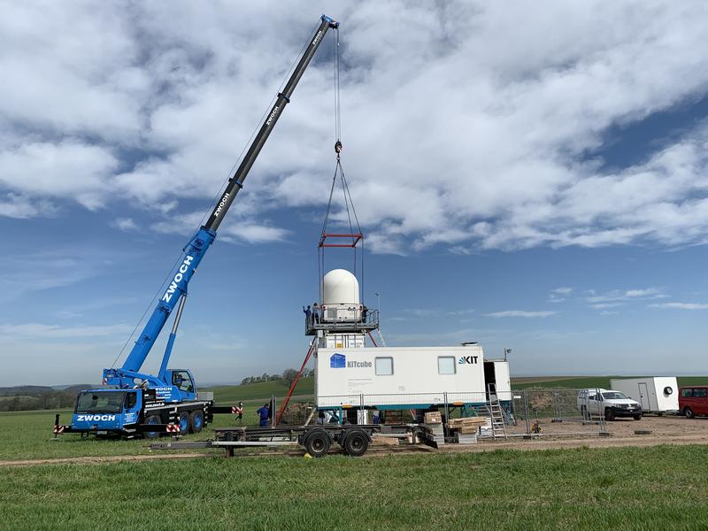 Mobile Messinfrastruktur KITcube: Mithilfe eines Autokrans wird das Niederschlagsradar im Müglitztal/Sachsen installiert.