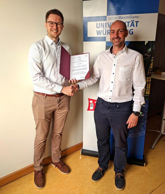  Professor Tobias Hoßfeld (r.) gratuliert Dr. Michael Seufert zum KuVS-Dissertationspreis 2018. 