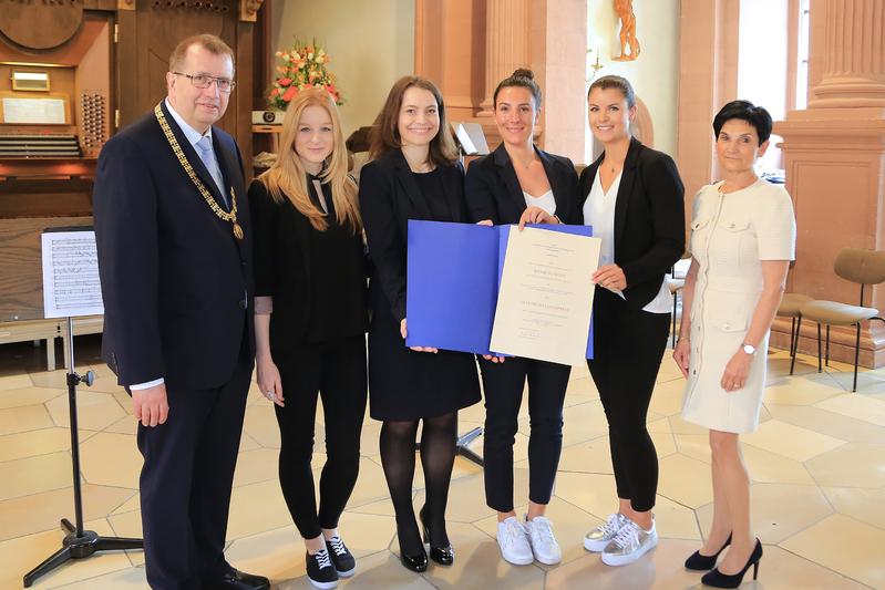 Verleihung des Gleichstellungspreises der Uni Würzburg: Präsident Alfred Forchel mit Lisa Geißendörfer, Anna-Katharina Schaper, Vanessa Friedrich, Mona Schömig und Marie-Christine Dabauvalle.