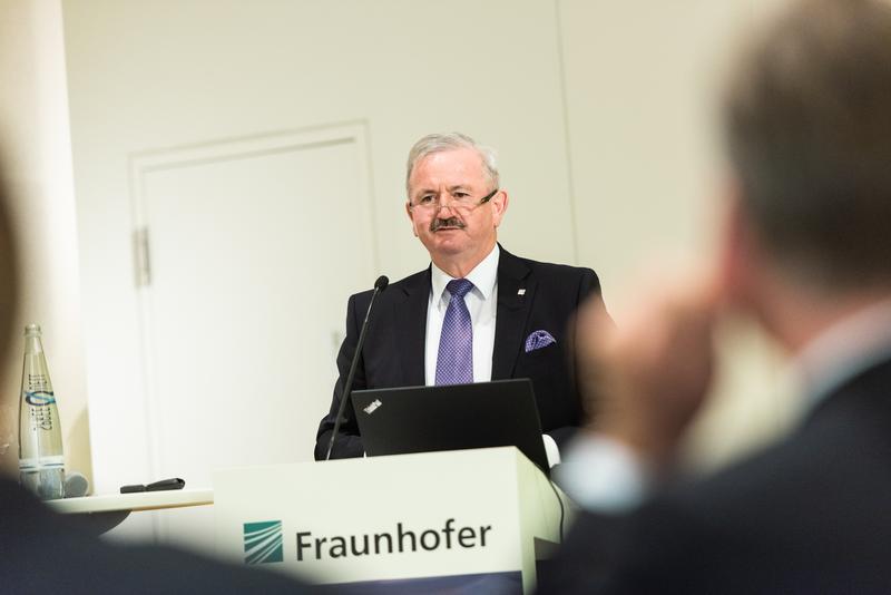 Fraunhofer-Präsident Prof. Dr. Reimund Neugebauer eröffnete die Veranstaltung.