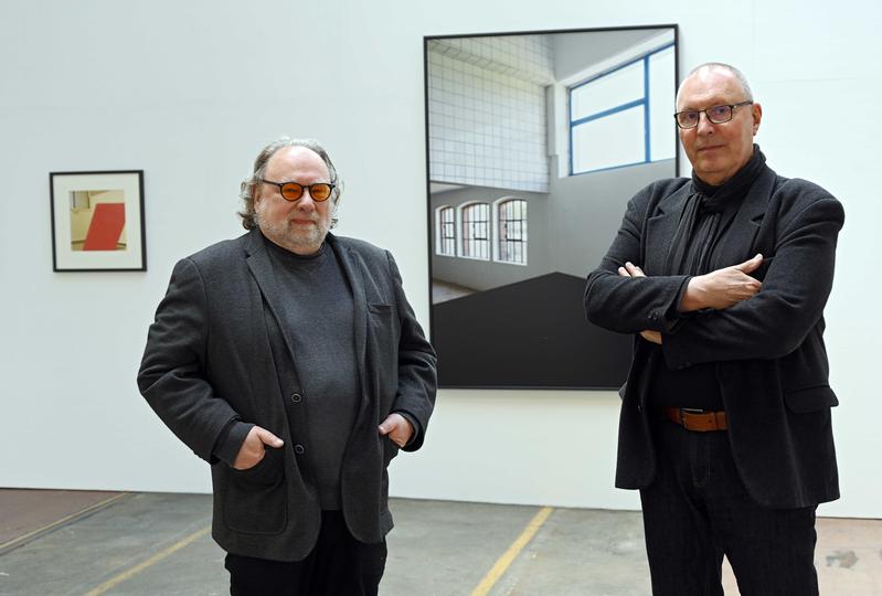 Die Künstler Willy Oster (r.) und SG Koezle in der Jenaer Ausstellung „raum+störung“, die auch Ausdruck der 20-jährigen Zusammenarbeit des Künstlerduos ist.