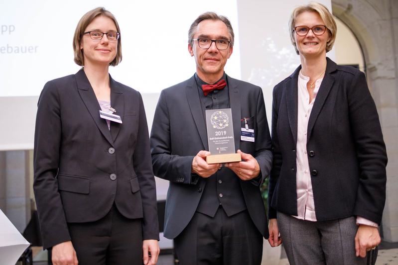 Bildungsministerin Anja Karliczek zeichnete Ute Neugebauer und Jürgen Popp für das europäische Sepsis-Forschungsprojekt HemoSpec mit dem Dahrendorf-Preis aus.  
