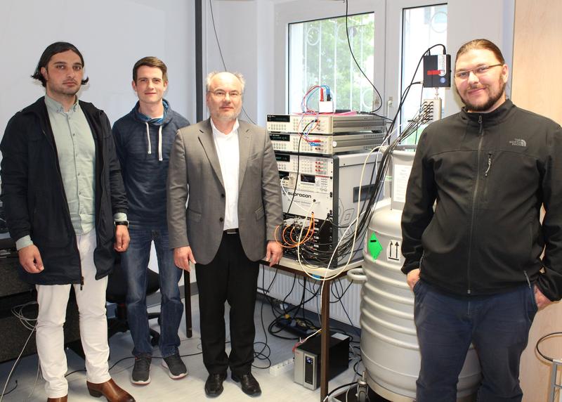 Das Entwicklungsteam der Planck-Waage an der TU Ilmenau (v.l.n.r.): Dr. Suren Vasilyan, Tim Rohloff, Prof. Thomas Fröhlich, Norbert Rogge vor der neuen Hochspannungsmessanlage mit Josephson-Array.