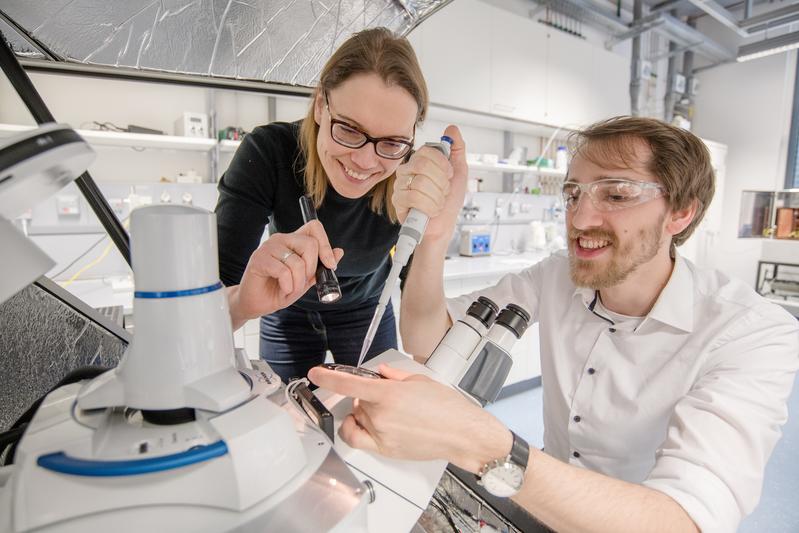  Kristina Tschulik und Mathies Evers entwickeln Methoden, um seltene und teure Edelmetall-Partikel möglichst ressourcenschonend als Katalysatoren nutzen zu können.