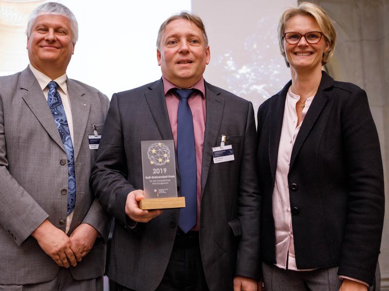 Auszeichnung: Bundesforschungsministerin Anja Karliczek (rechts) überreichte Prof. Dr. Sven Behnke von der Universität Bonn (Mitte) den Ralf-Dahrendorf-Preis für den Europäischen Forschungsraum. 