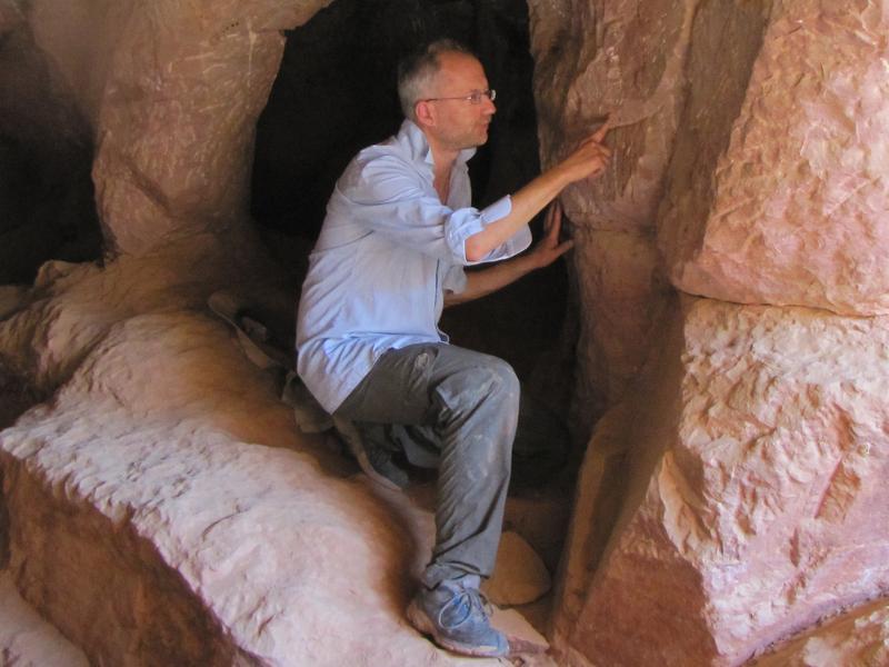 Prof. Dr. Ludwig Morenz von der Universität Bonn bei der Untersuchung einer frühalphabetischen Inschrift in einer der Türkisminen auf dem Hochplateau von Serabit el Chadim. 