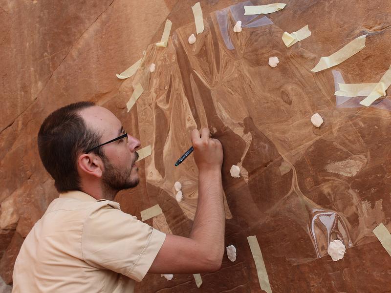 David Sabel von der Universität Bonn beim Kopieren einer der über 40 Inschriften am Felsweg von Rod el Air – einem der wenigen Aufstiegspunkte zum Hochplateau von Serabit el Chadim. 