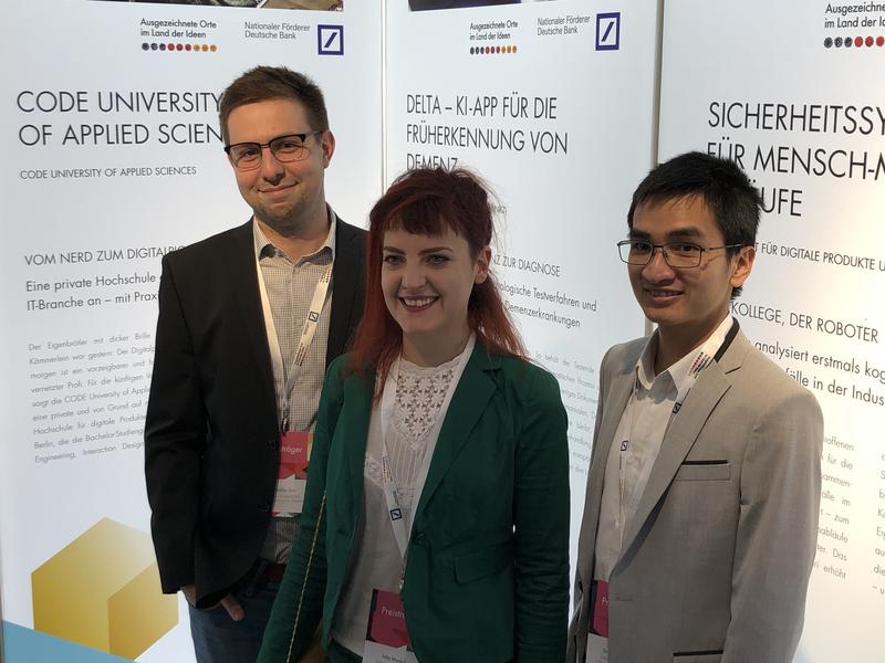 v.l. Nicklas Linz, Julia Masloh und Ho Minh Duy Nguyen von ki elements bei der Preisverleihung.